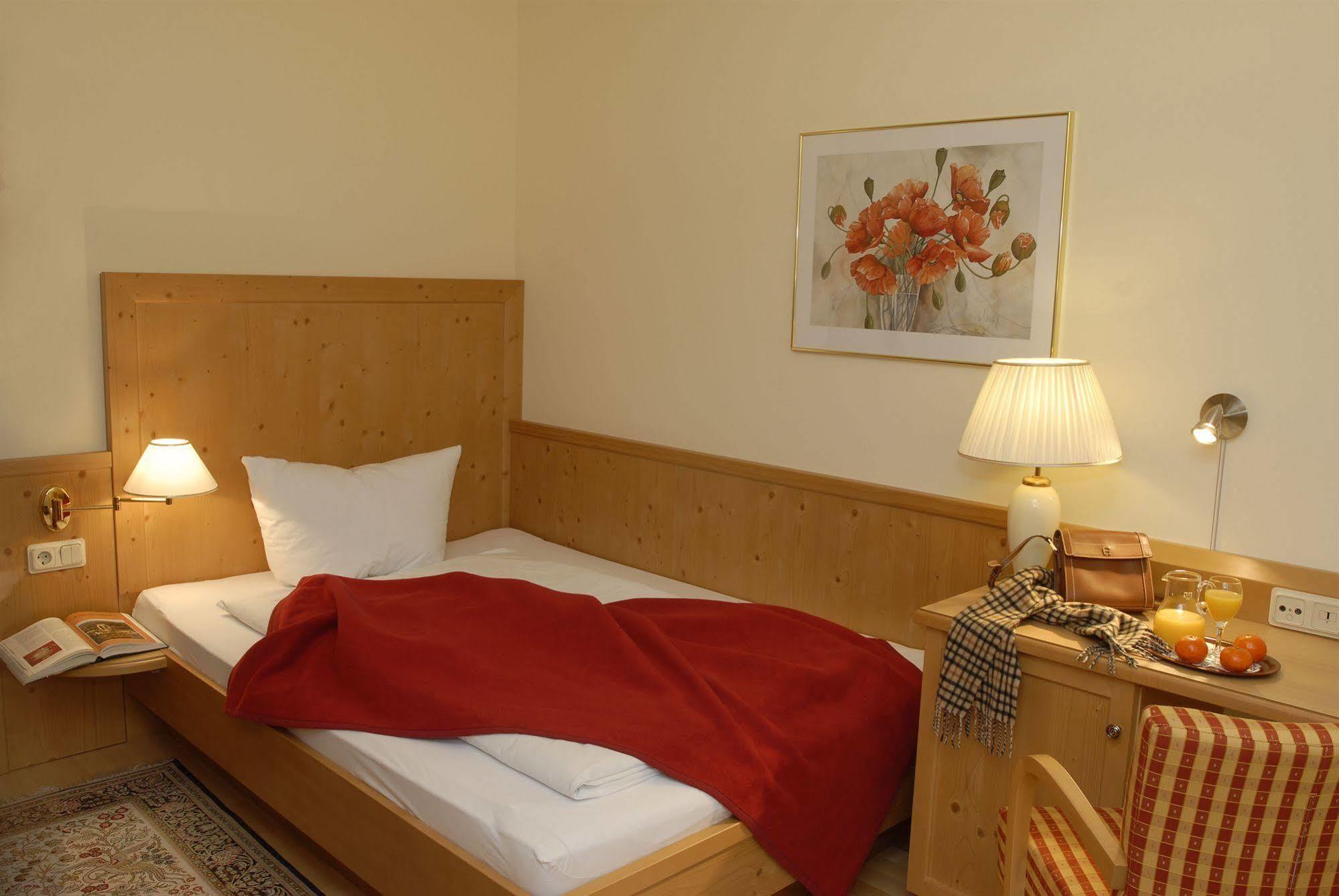 Airport-Hotel Fortuna Lautzenhausen Bagian luar foto